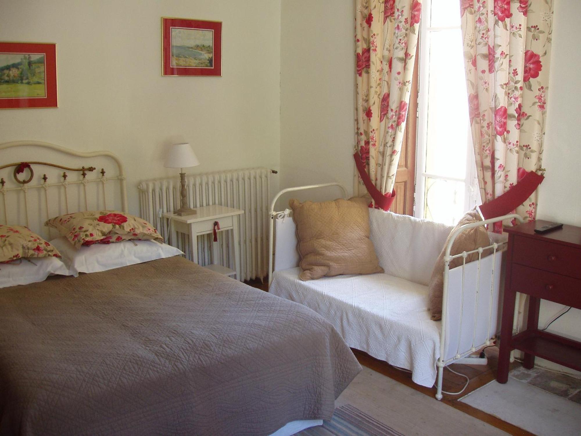 Castel De La Pique Bed & Breakfast Bagneres-de-Luchon Exterior photo