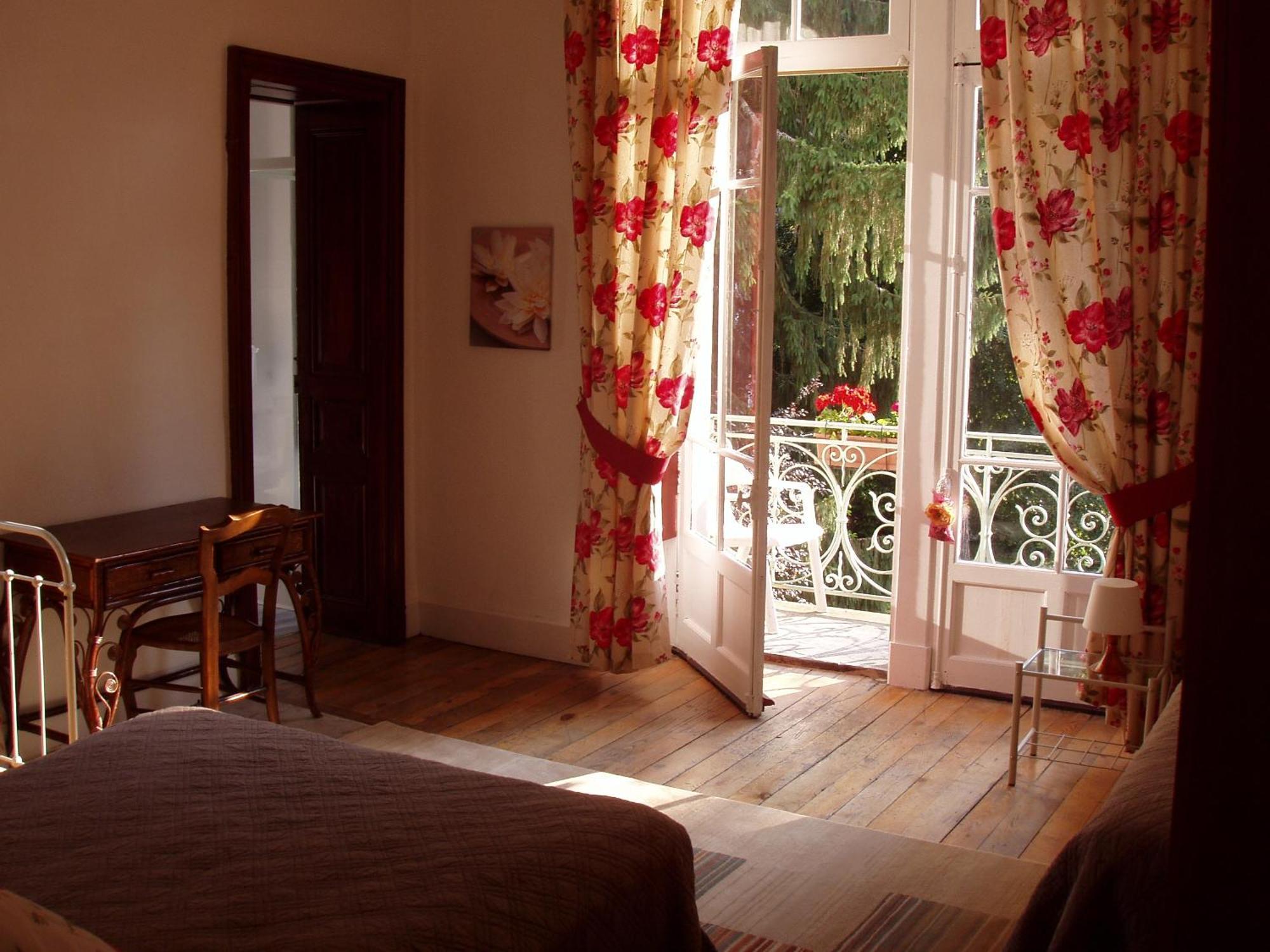 Castel De La Pique Bed & Breakfast Bagneres-de-Luchon Room photo