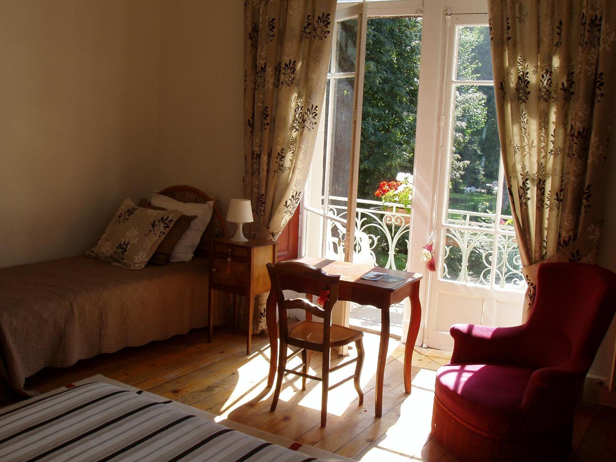 Castel De La Pique Bed & Breakfast Bagneres-de-Luchon Room photo