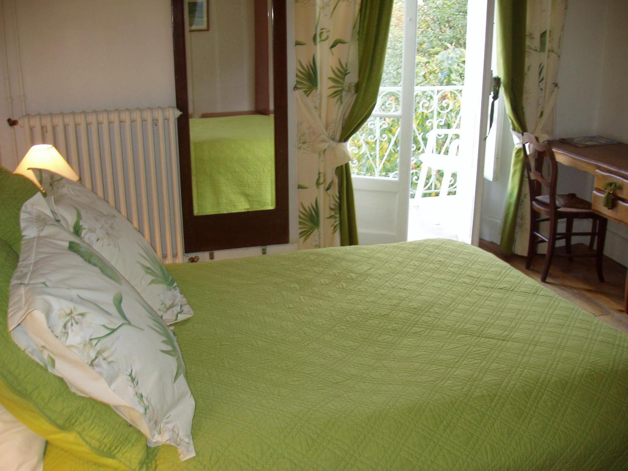 Castel De La Pique Bed & Breakfast Bagneres-de-Luchon Room photo