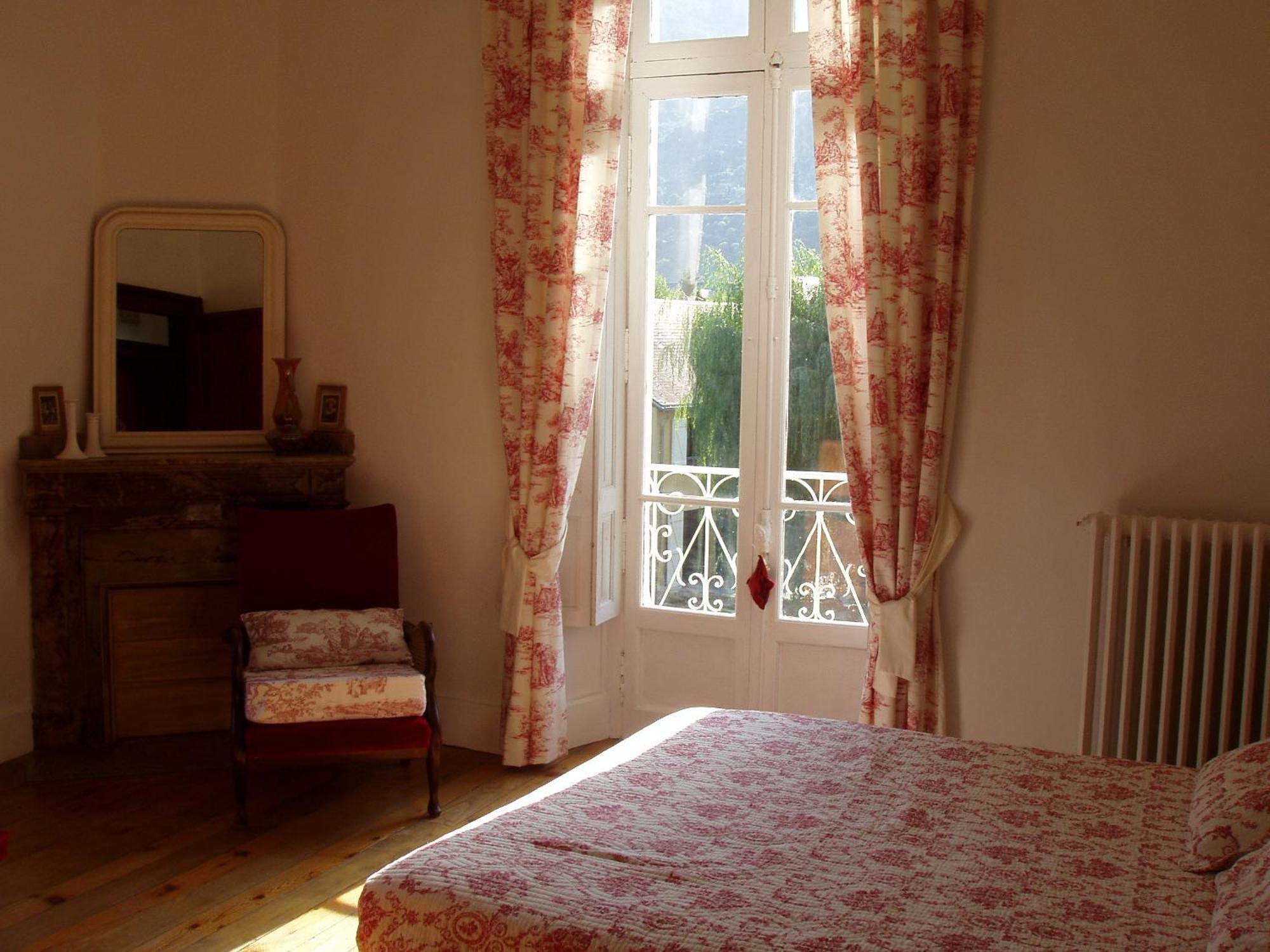 Castel De La Pique Bed & Breakfast Bagneres-de-Luchon Room photo